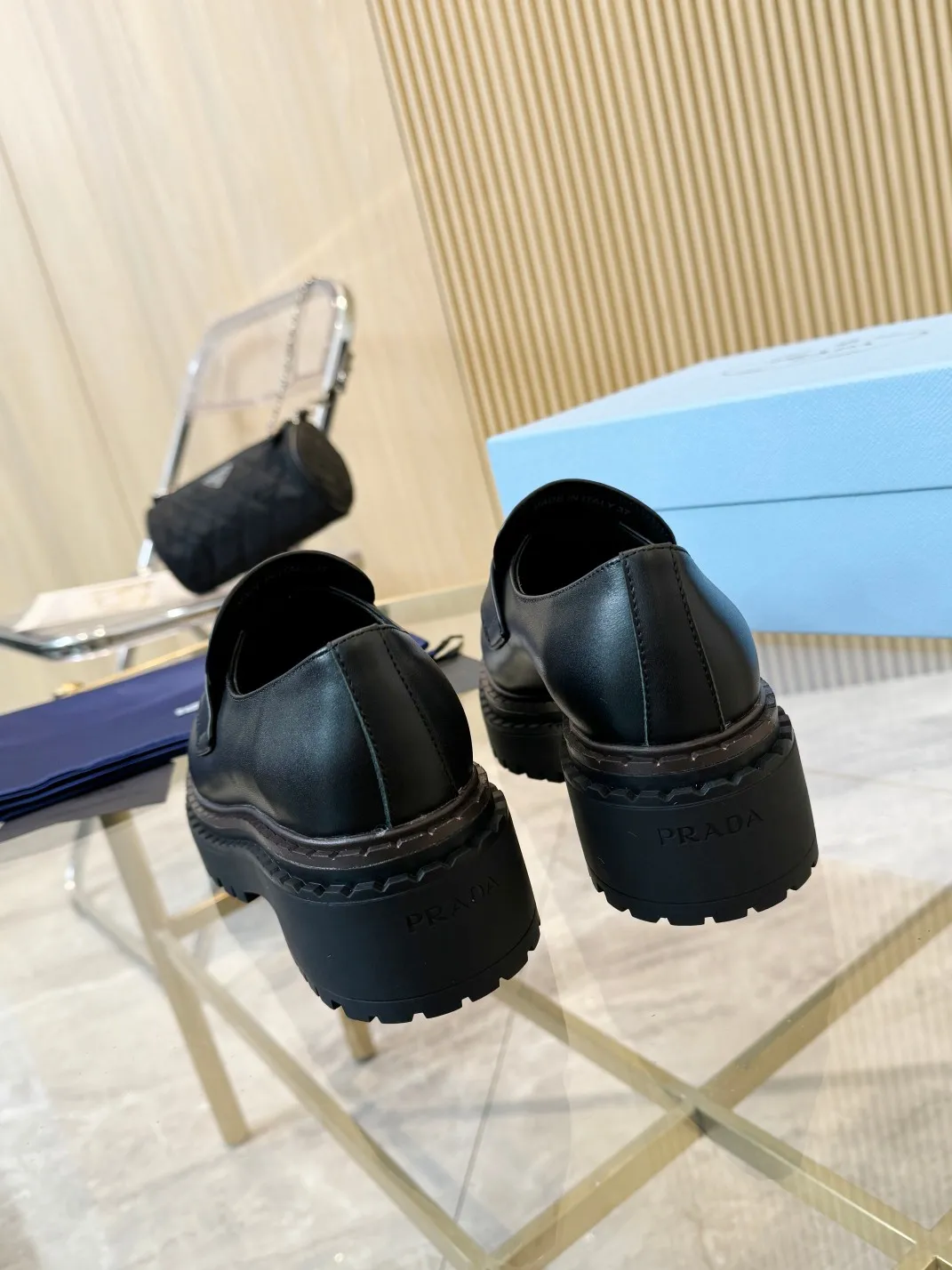 👟👟Ex-factory price 520👟👟 Prada/PRADA | 2024 ①No glue ②No odor ③Wireless head + full set of packaging ♺Fabric: A-grade open edge beaded cowhide ♺Buckle: Original plate molding ♺Lining: soft silk cowhide ♺Foot: soft silk cowhide ♺Packaging: full set of original gift packaging ♺Size: women’s size 35--40